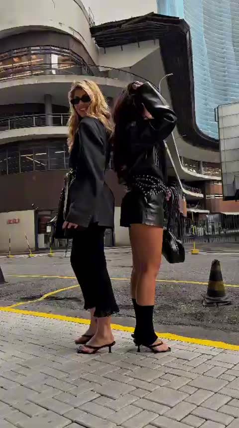 Leticia e Maria apresentam looks em um cenário urbano