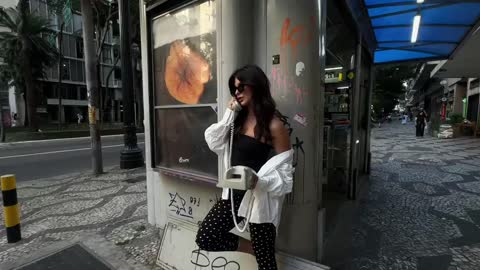 Produção de moda em cenário urbano com telefone vintage