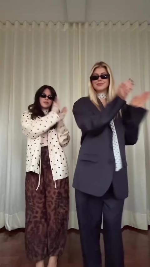 Leticia e Maria em uma transição de looks com blazer e estampas
